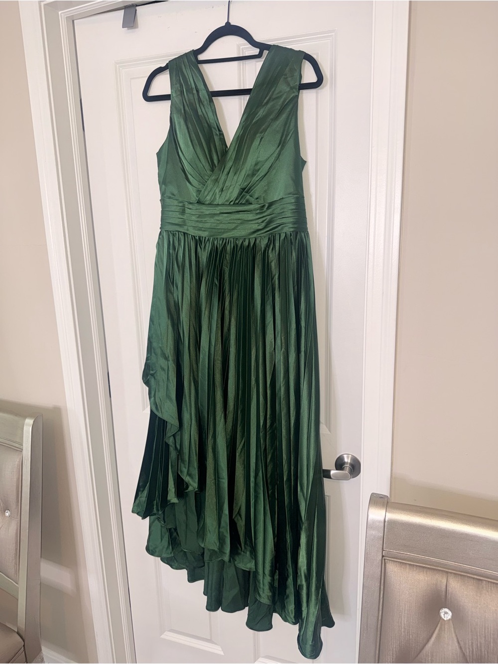 Women’s Emerald Green V-Neck Pleated Evening Dress